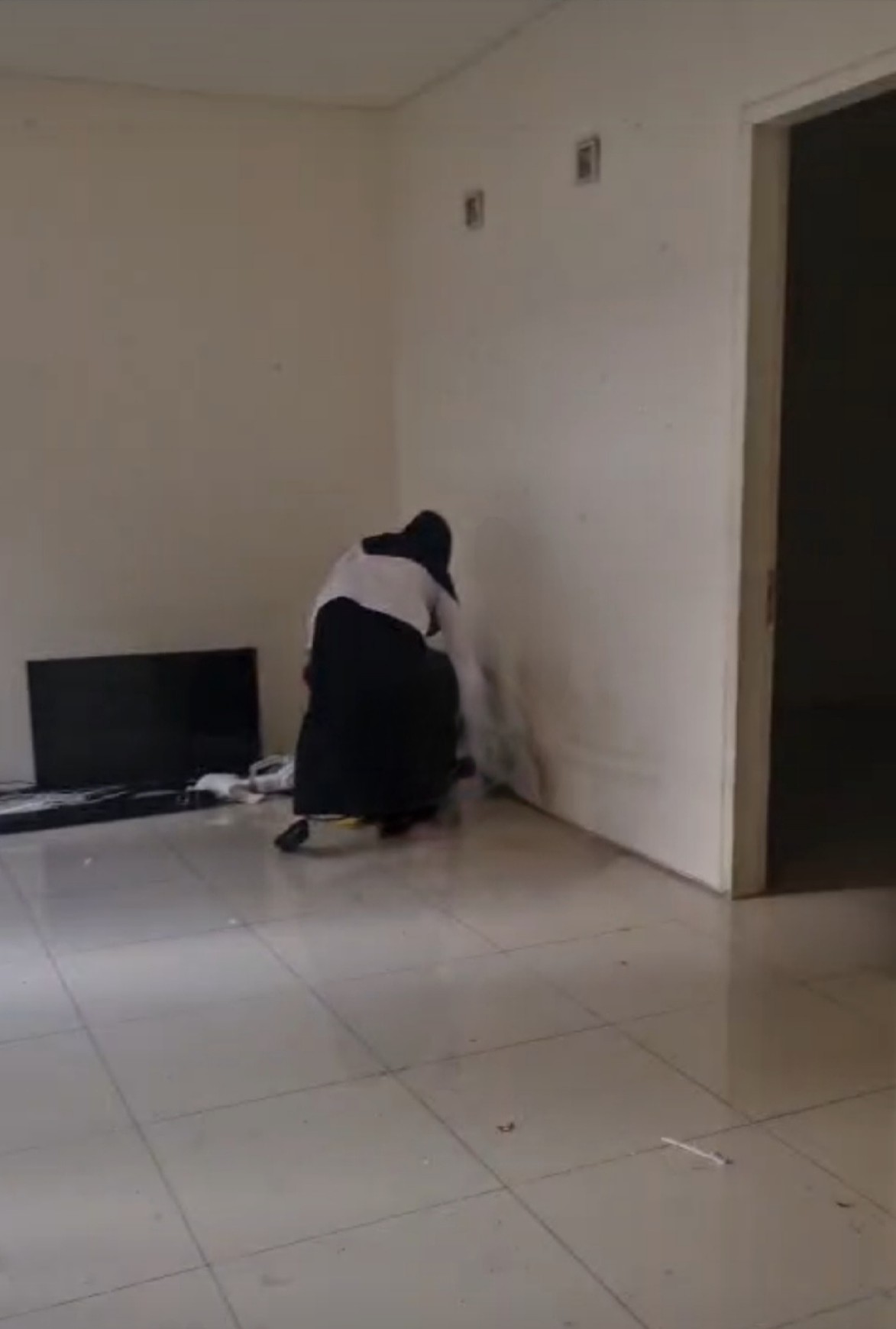 MURAH  Disewakan Rumah Royal Residence Modern 3+1 Kamar Tidur Dekat Pakuwon Mall, Citraland, Dian Istana