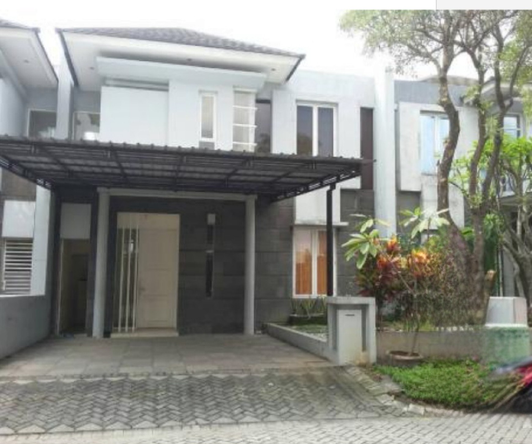MURAH  Disewakan Rumah Royal Residence Modern 3+1 Kamar Tidur Dekat Pakuwon Mall, Citraland, Dian Istana