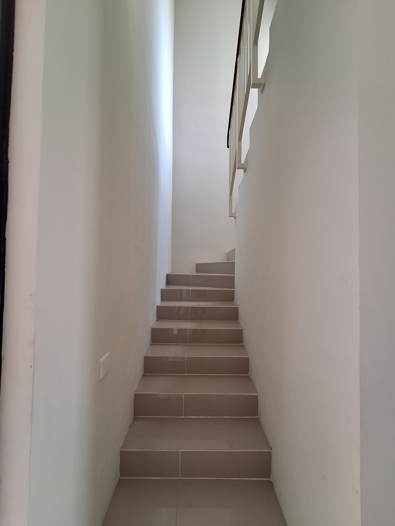 Jual Rumah Semi Furnished 1M-an Citraland Surabaya