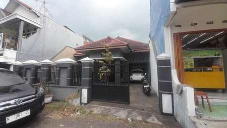 Rumah di Karanglo di jalan poros ke kota Batu