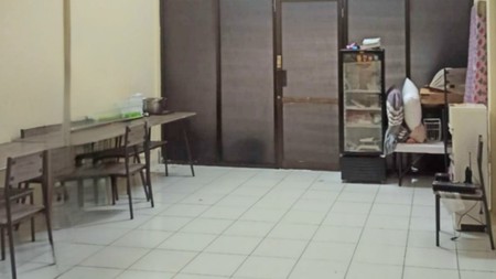 Ruko Boulevard Raya di salah satu lokasi strategis di Kelapa Gading. Dekat dengan Hibrida Raya dari Pegangsaan. Dekat dengan berbagai fasilitas - sekolah, tempat ibadah, apartemen, cluster-cluster Sum
