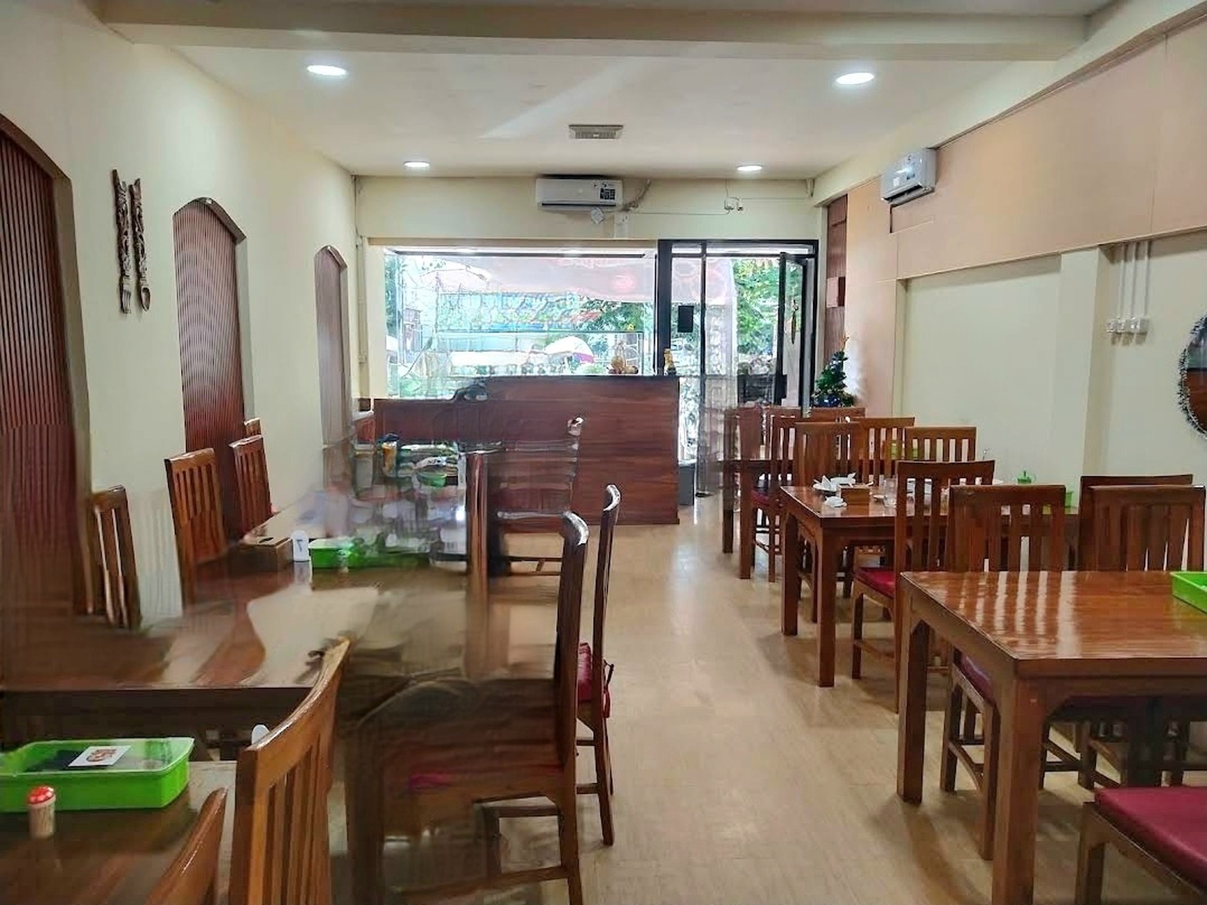 Ruko Boulevard Raya di salah satu lokasi strategis di Kelapa Gading. Dekat dengan Hibrida Raya dari Pegangsaan. Dekat dengan berbagai fasilitas - sekolah, tempat ibadah, apartemen, cluster-cluster Sum