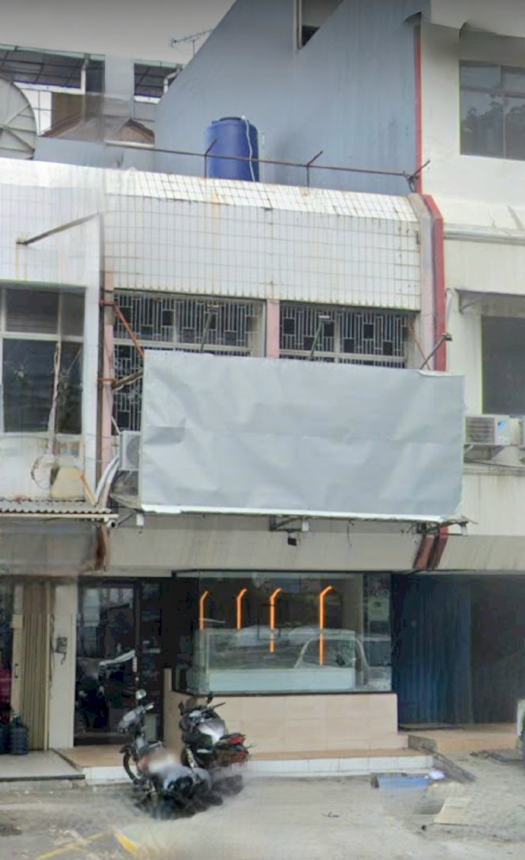 Ruko Boulevard Raya di salah satu lokasi strategis di Kelapa Gading. Dekat dengan Hibrida Raya dari Pegangsaan. Dekat dengan berbagai fasilitas - sekolah, tempat ibadah, apartemen, cluster-cluster Sum