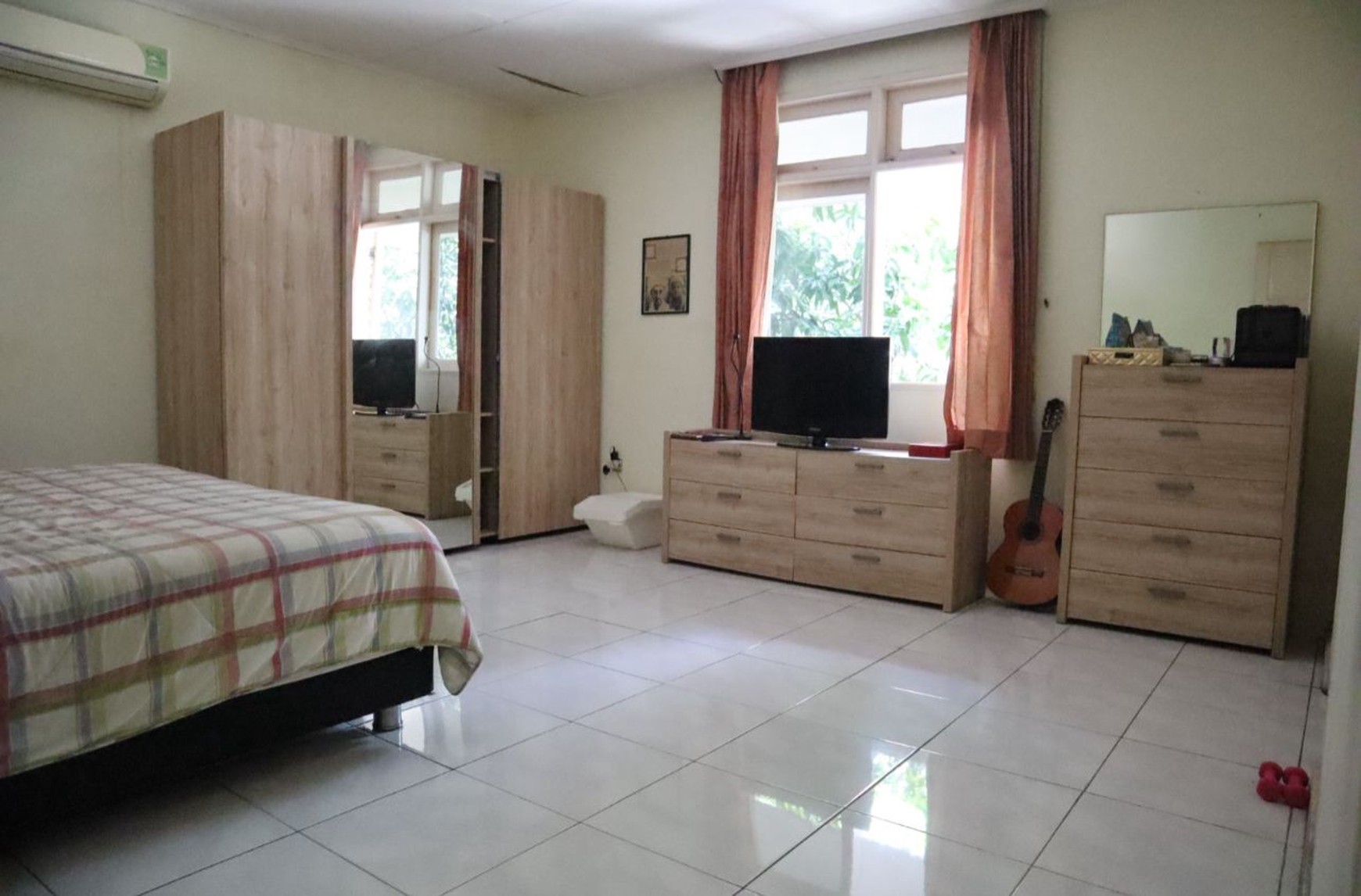 Rumah 2 Lantai Siap Huni dengan Hunian Nyaman dan Asri @Jakarta Selatan
