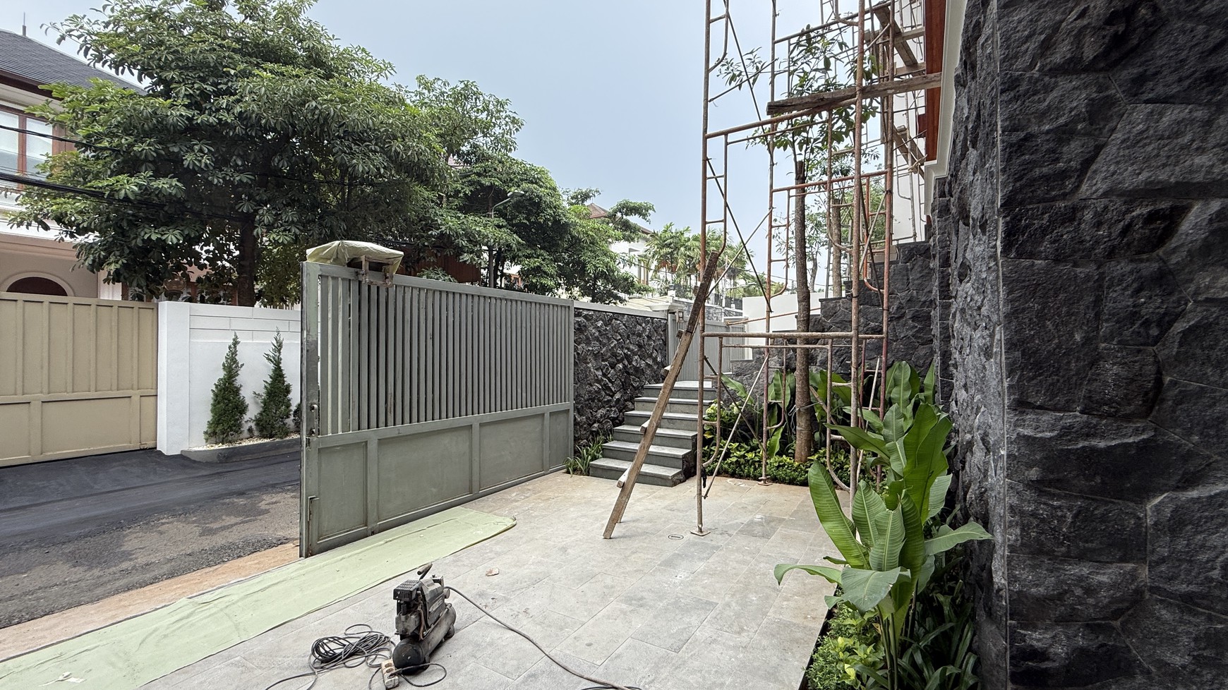 BRAND NEW AND MODERN HOUSE FULLY FURNISHED AT KEMANG DALAM AREA