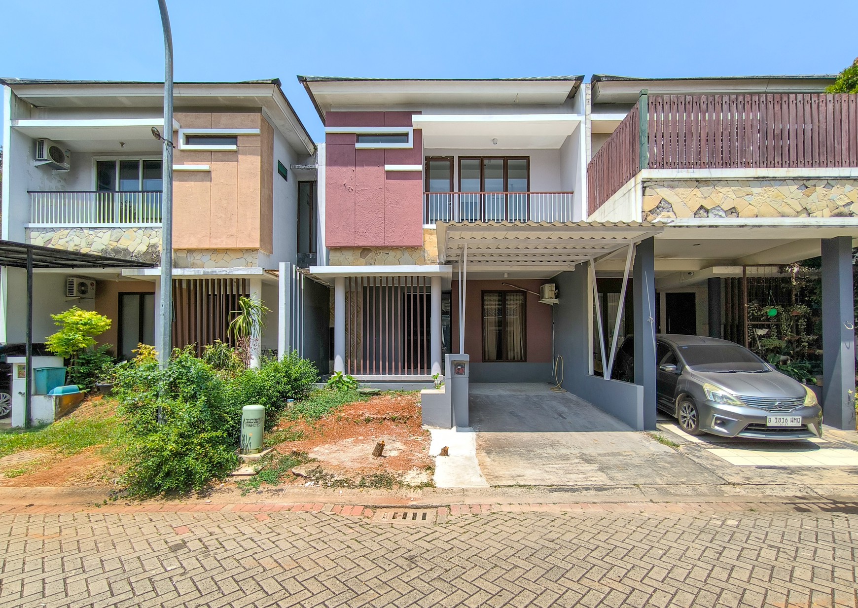 Rumah Rapi dengan halaman belakang dan bangunan rapi di Discovery Bintaro
