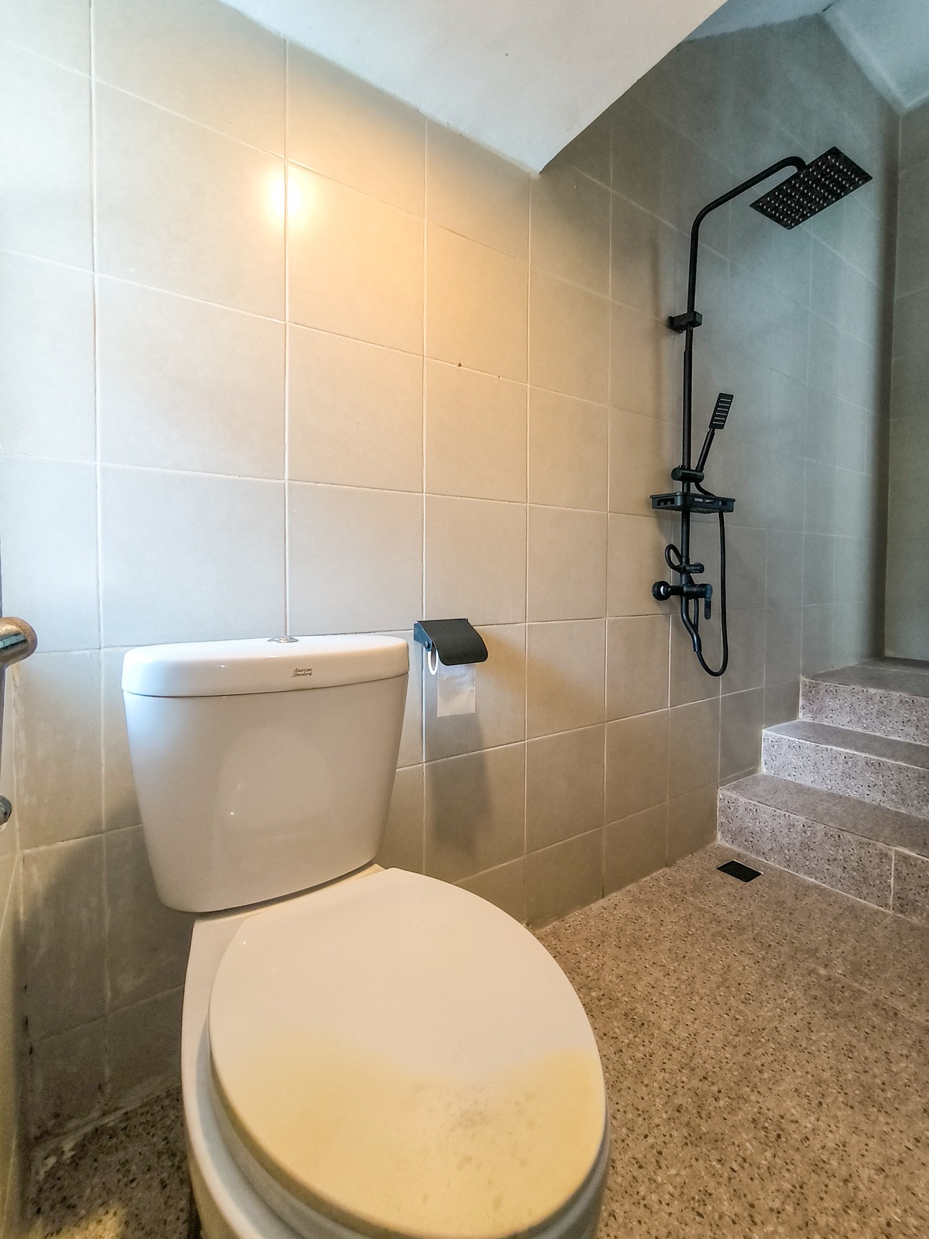 Rumah Rapi dengan halaman belakang dan bangunan rapi di Discovery Bintaro