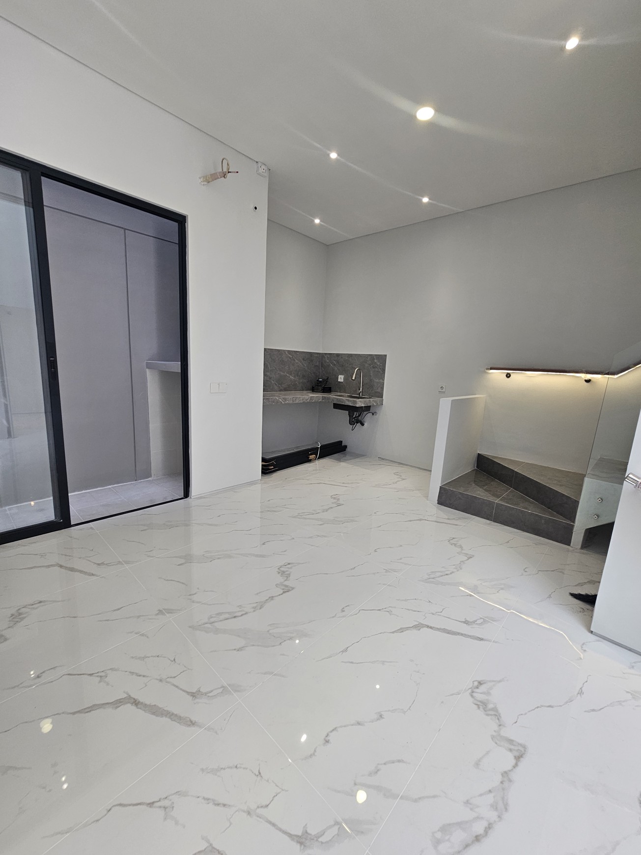 Dijual Rumah 2 Lantai Siap Huni di Sutorejo - Lingkungan Tenang & Akses Luas