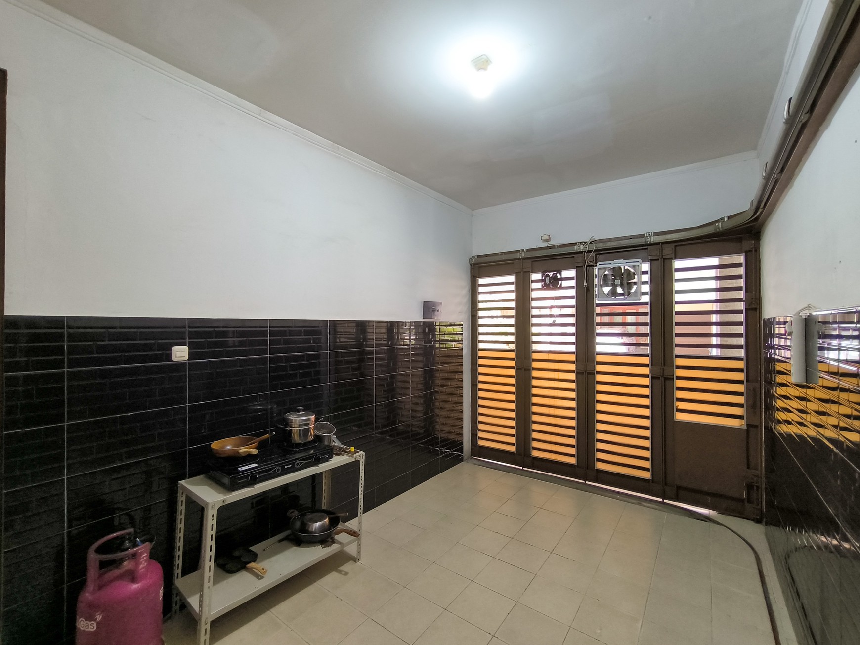 Rumah posisi hoek siap huni di Discovery Conserva Bintaro
