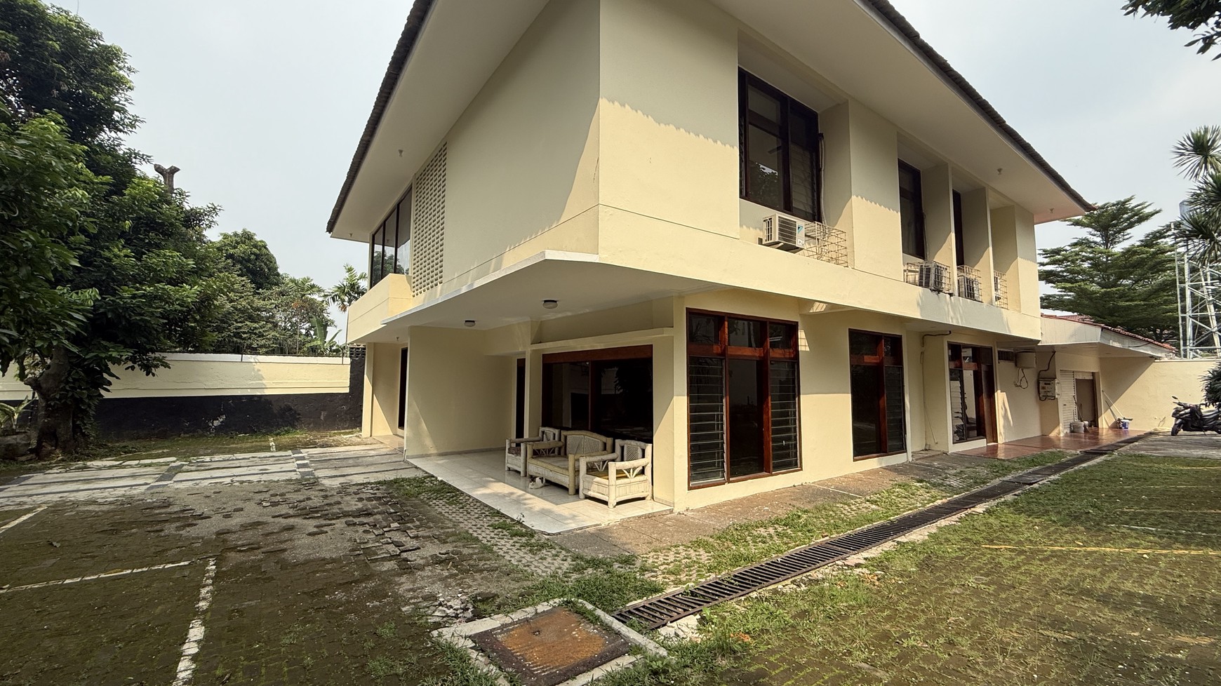 Rumah cocok untuk usaha klinik, kantor atau usaha lainnya di kemang dalam area