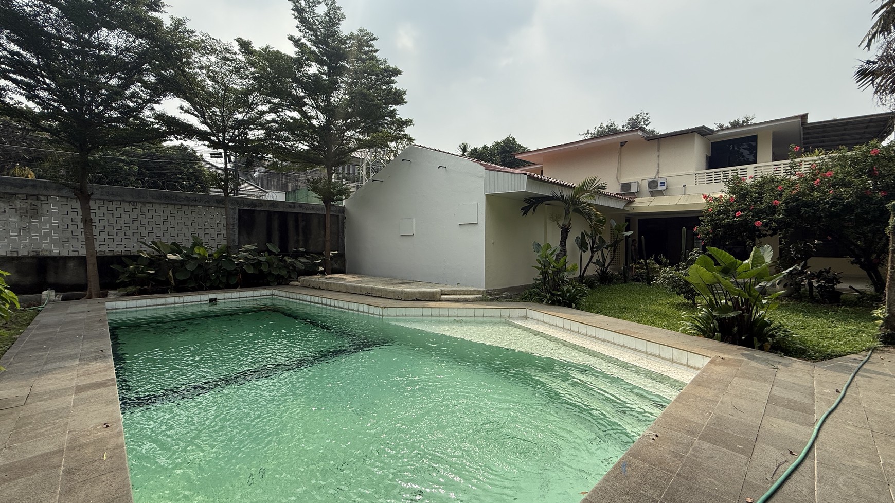 Rumah cocok untuk usaha klinik, kantor atau usaha lainnya di kemang dalam area