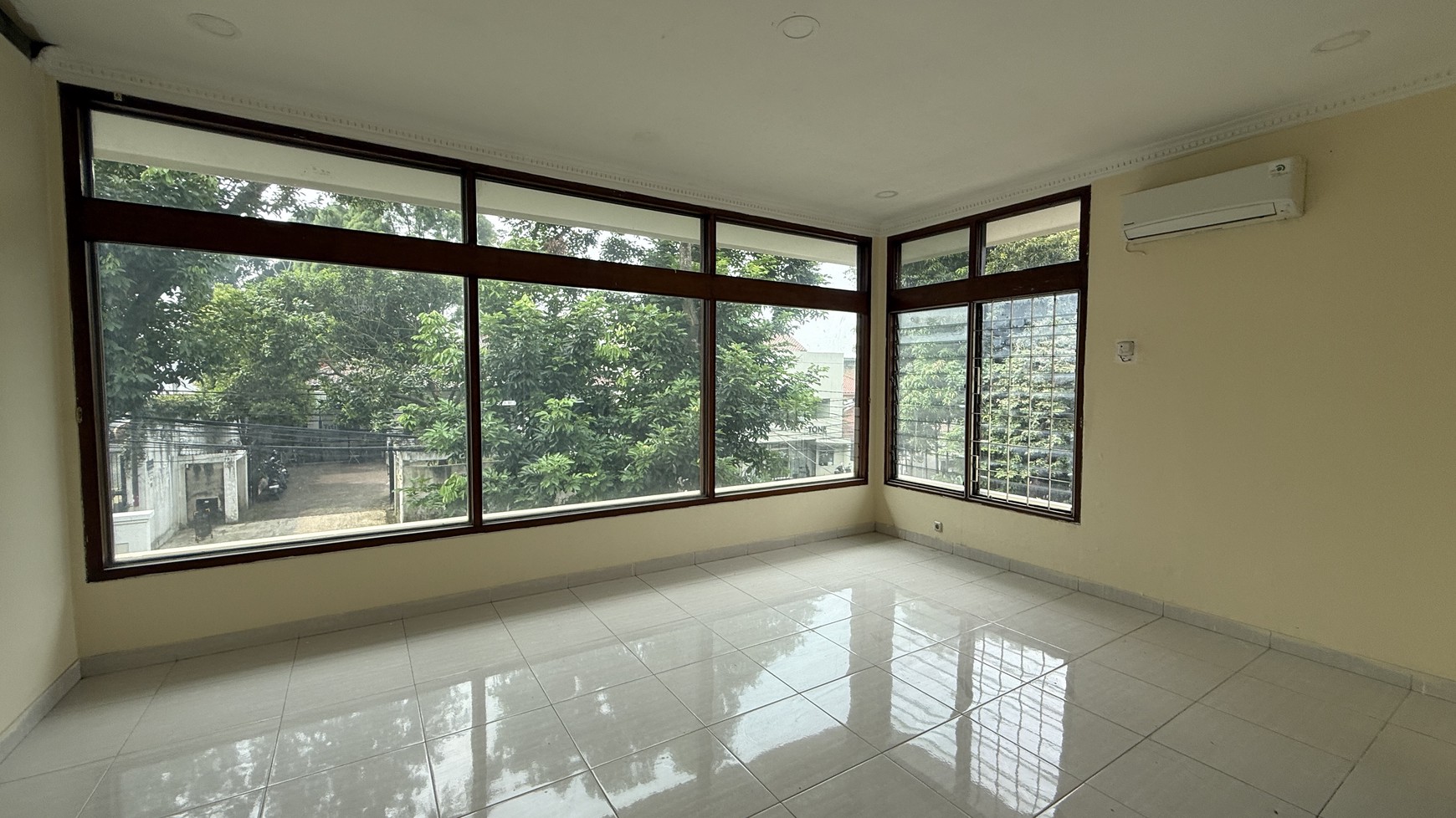 Rumah cocok untuk usaha klinik, kantor atau usaha lainnya di kemang dalam area