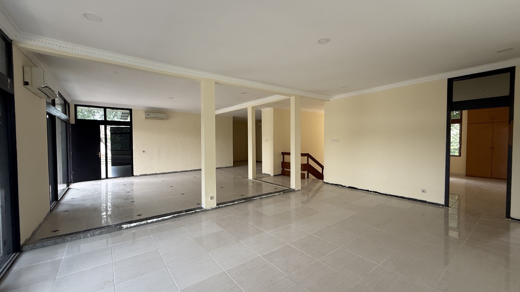Rumah cocok untuk usaha klinik, kantor atau usaha lainnya di kemang dalam area