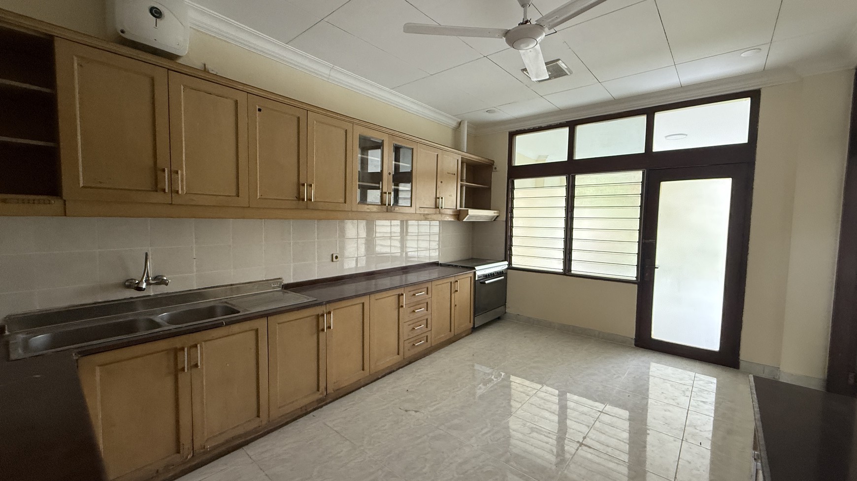Rumah cocok untuk usaha klinik, kantor atau usaha lainnya di kemang dalam area