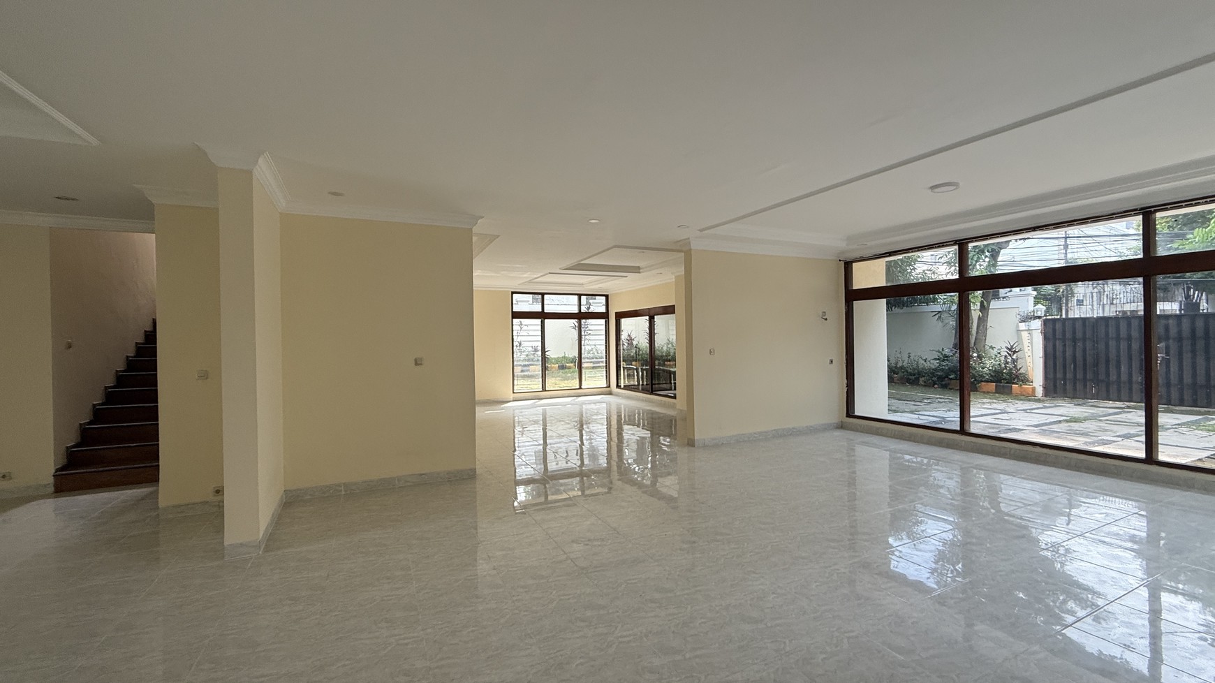 Rumah cocok untuk usaha klinik, kantor atau usaha lainnya di kemang dalam area