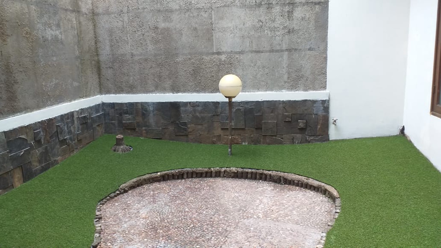 DISEWA RUMAH - BUNCIT TOWN HOUSE - STRATEGIS DI PINGGIR JALAN RAYA MARGASAWA, PASAR MINGGU  JAKARTA SELATAN.