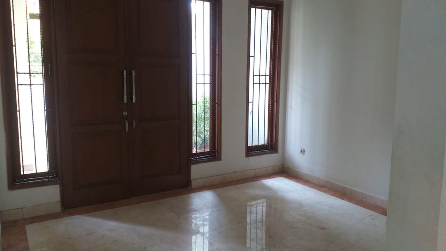 DISEWA RUMAH - BUNCIT TOWN HOUSE - STRATEGIS DI PINGGIR JALAN RAYA MARGASAWA, PASAR MINGGU  JAKARTA SELATAN.