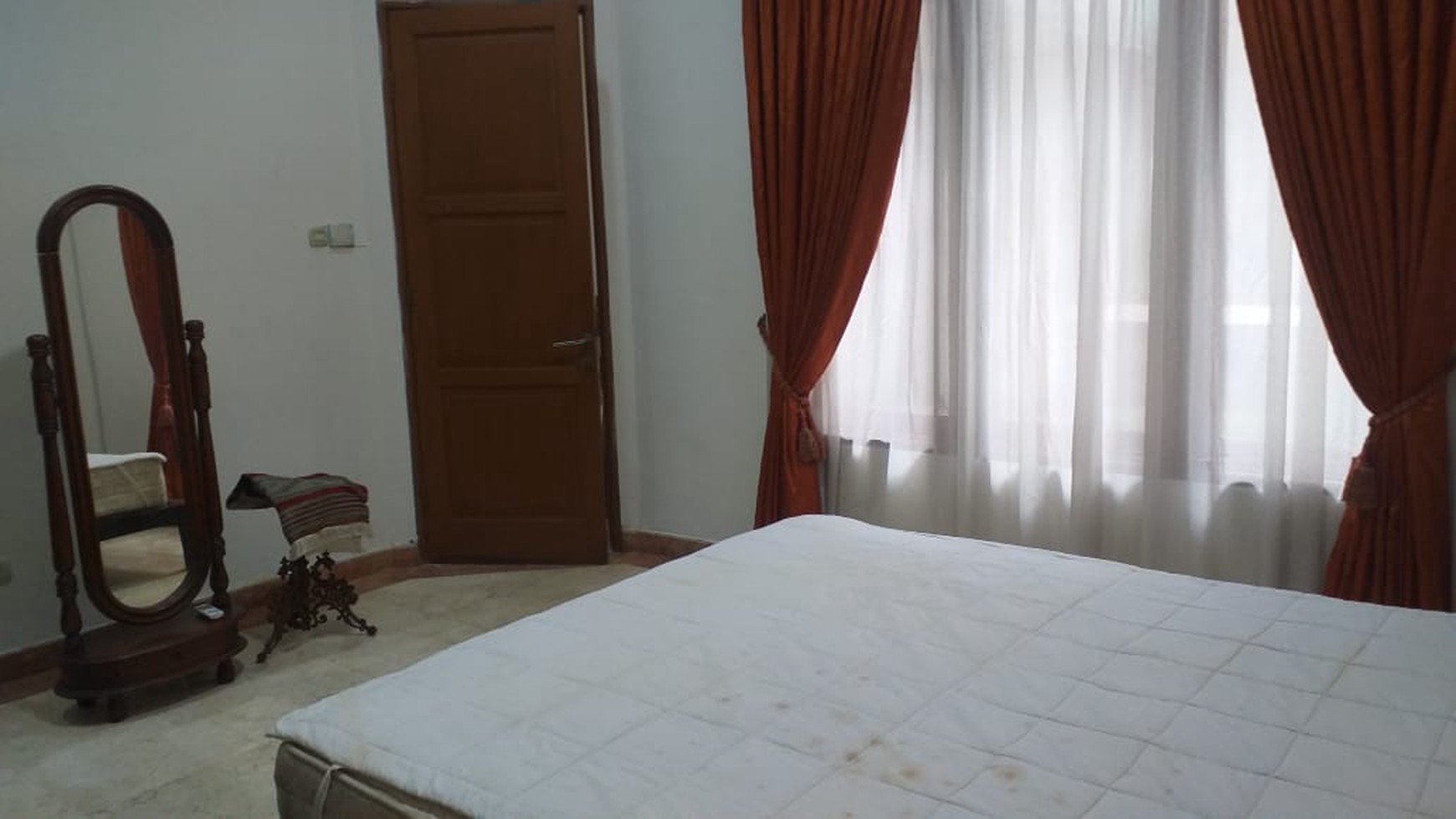 DISEWA RUMAH - BUNCIT TOWN HOUSE - STRATEGIS DI PINGGIR JALAN RAYA MARGASAWA, PASAR MINGGU  JAKARTA SELATAN.