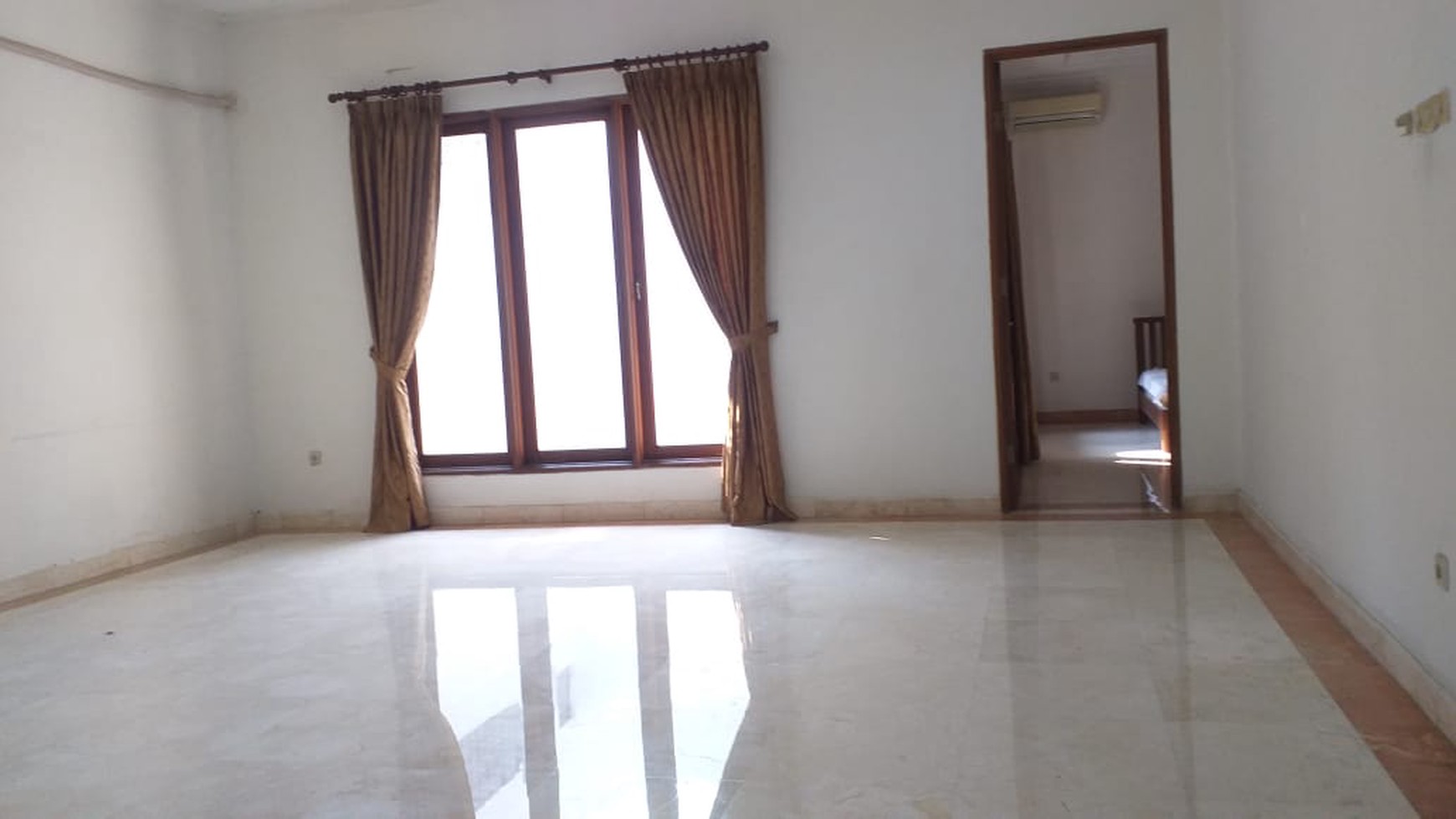 DISEWA RUMAH - BUNCIT TOWN HOUSE - STRATEGIS DI PINGGIR JALAN RAYA MARGASAWA, PASAR MINGGU  JAKARTA SELATAN.