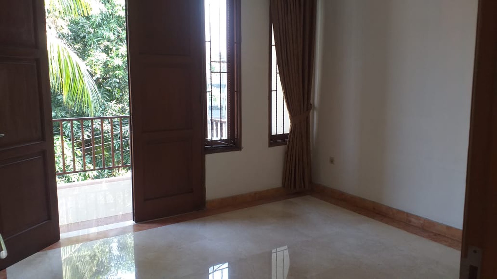 DISEWA RUMAH - BUNCIT TOWN HOUSE - STRATEGIS DI PINGGIR JALAN RAYA MARGASAWA, PASAR MINGGU  JAKARTA SELATAN.