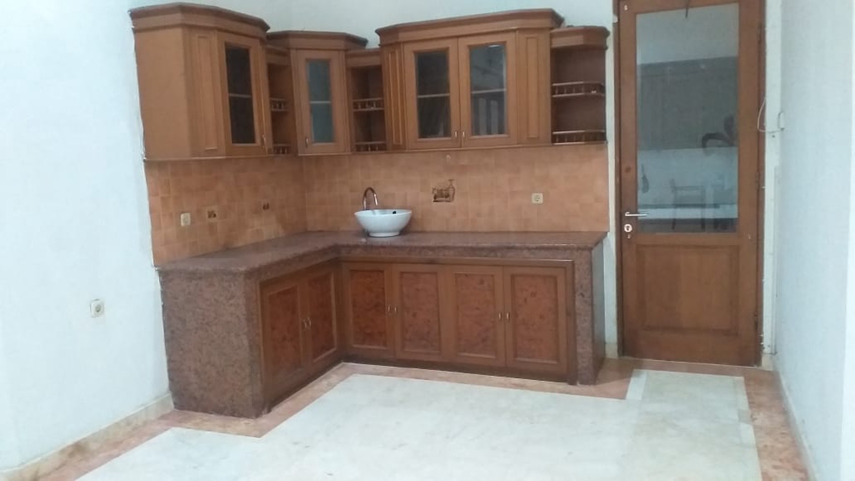 DISEWA RUMAH - BUNCIT TOWN HOUSE - STRATEGIS DI PINGGIR JALAN RAYA MARGASAWA, PASAR MINGGU  JAKARTA SELATAN.