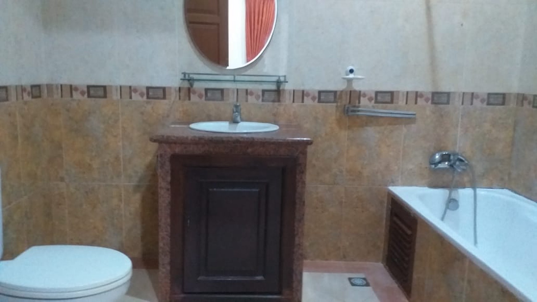 DISEWA RUMAH - BUNCIT TOWN HOUSE - STRATEGIS DI PINGGIR JALAN RAYA MARGASAWA, PASAR MINGGU  JAKARTA SELATAN.