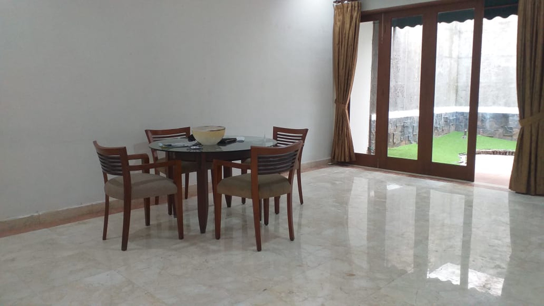 DISEWA RUMAH - BUNCIT TOWN HOUSE - STRATEGIS DI PINGGIR JALAN RAYA MARGASAWA, PASAR MINGGU  JAKARTA SELATAN.