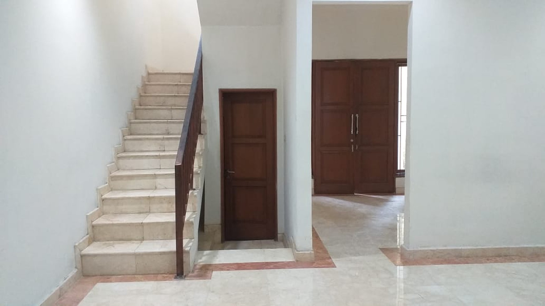 DISEWA RUMAH - BUNCIT TOWN HOUSE - STRATEGIS DI PINGGIR JALAN RAYA MARGASAWA, PASAR MINGGU  JAKARTA SELATAN.