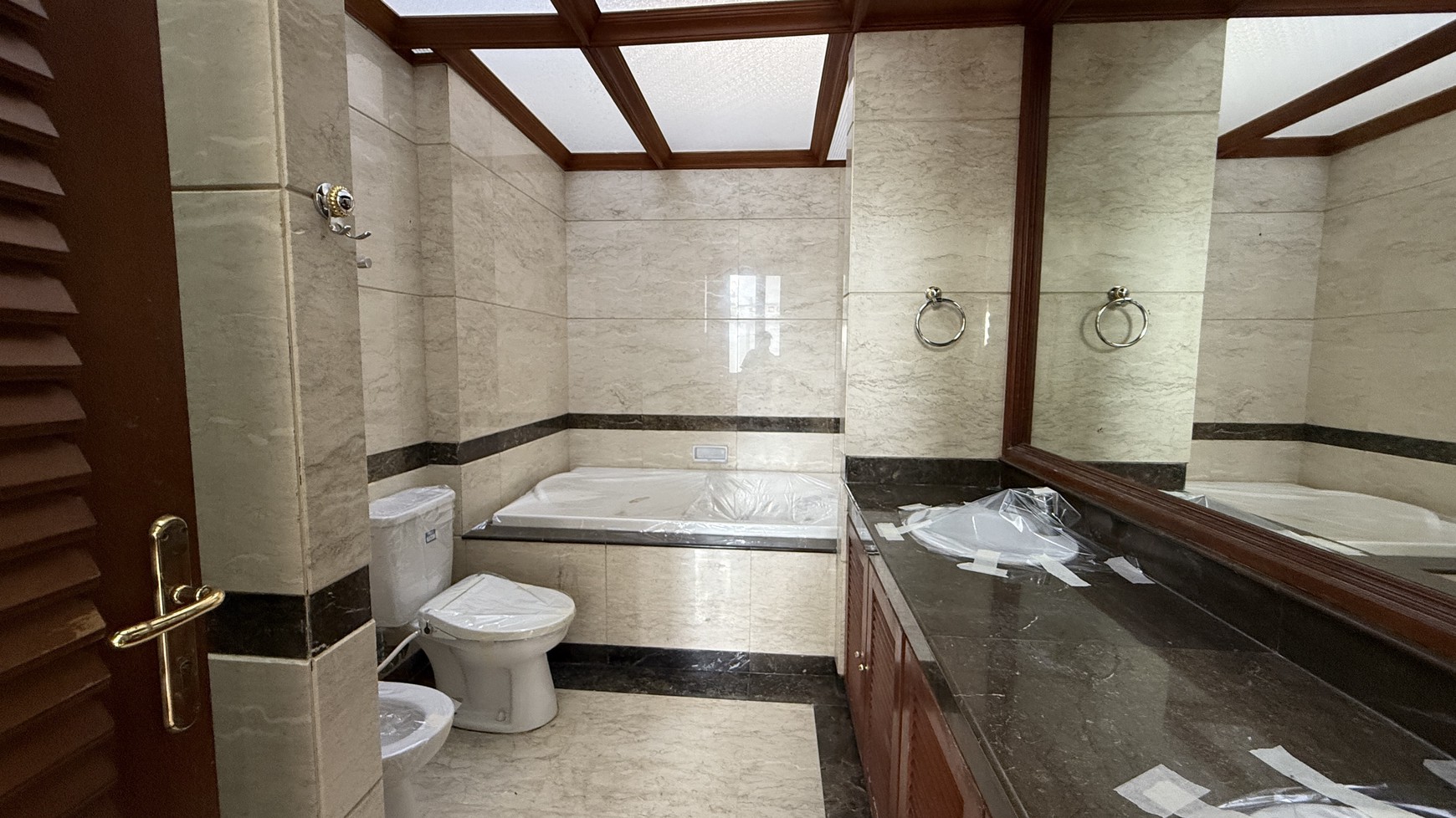 RUMAH MEWAH DALAM TOWNHOUSE DI PEJATEN AREA