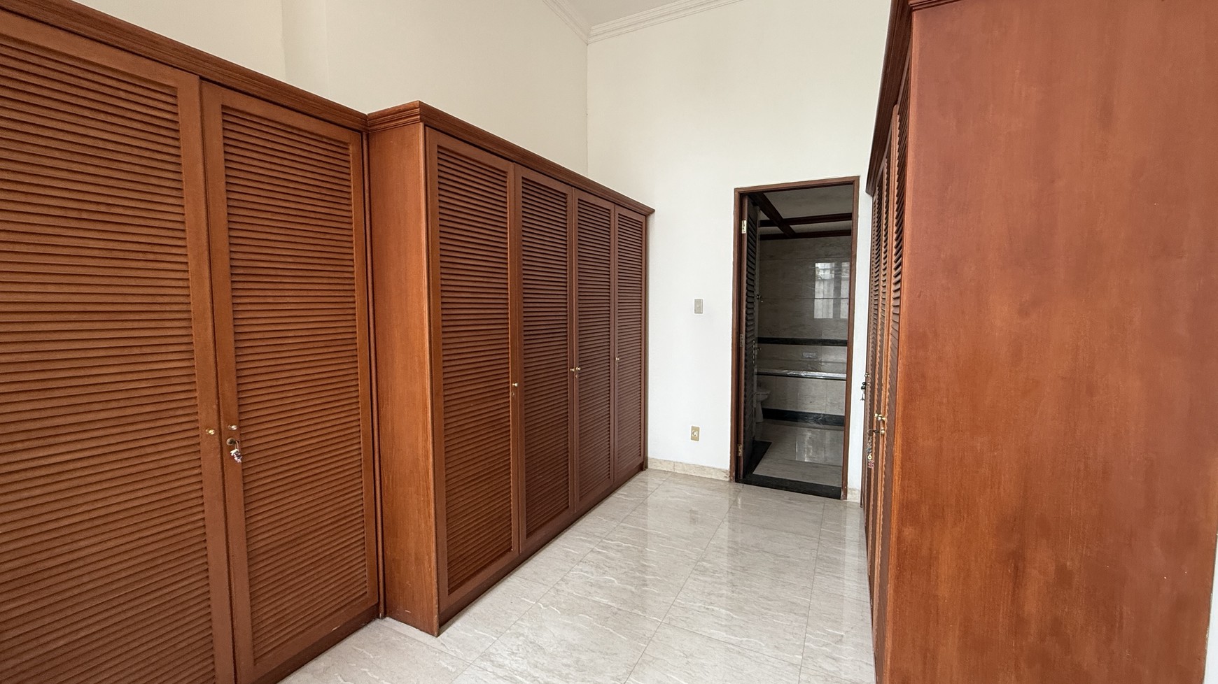 RUMAH MEWAH DALAM TOWNHOUSE DI PEJATEN AREA