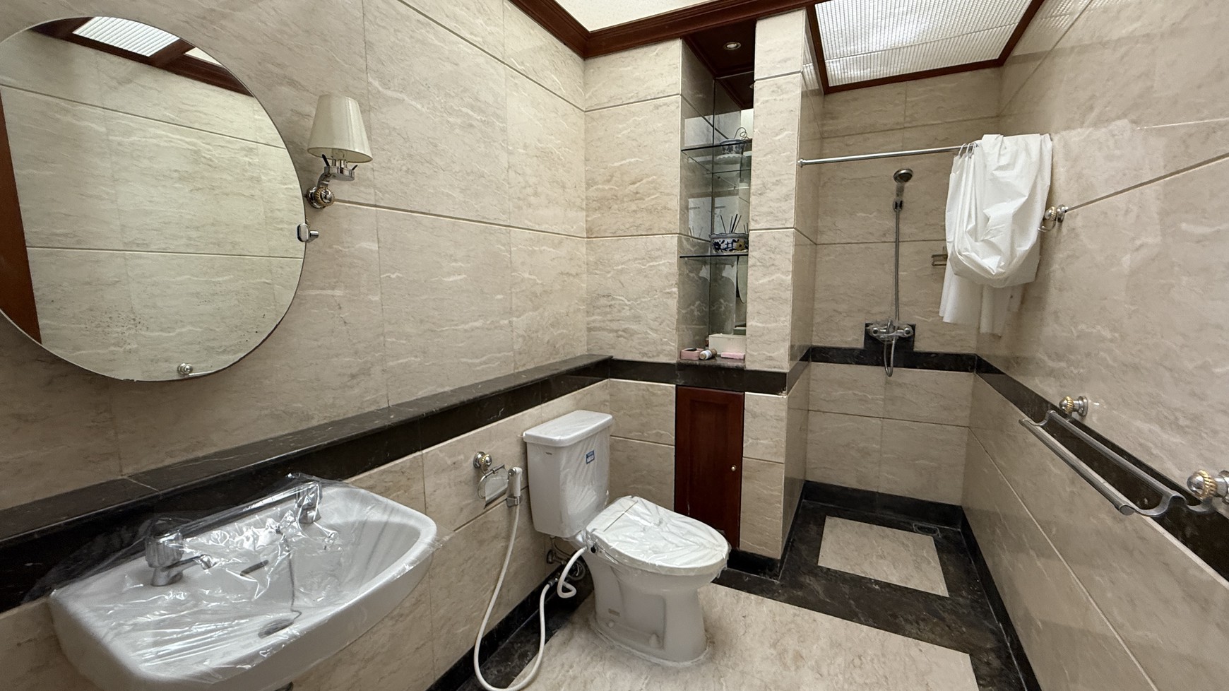 RUMAH MEWAH DALAM TOWNHOUSE DI PEJATEN AREA