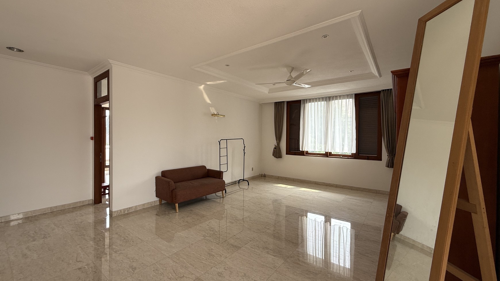 RUMAH MEWAH DALAM TOWNHOUSE DI PEJATEN AREA
