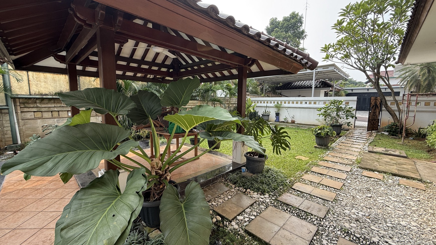 RUMAH MEWAH DALAM TOWNHOUSE DI PEJATEN AREA