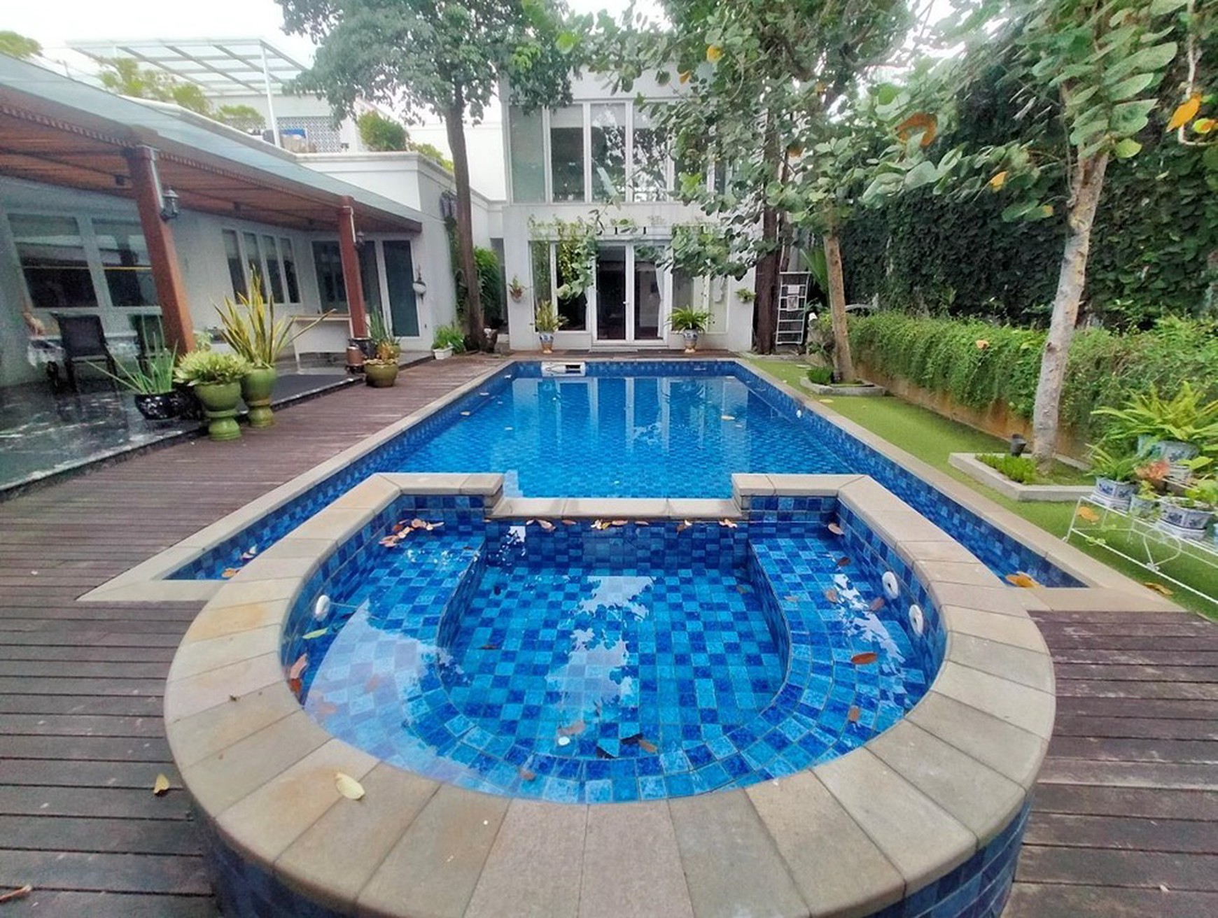 Rumah Asri dan Nyaman  Harga Dibawah NJOP serta Lingkungan Elite di Kemang, Jakarta Selatan