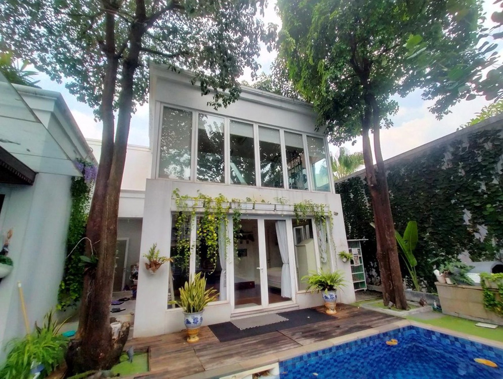 Rumah Asri dan Nyaman  Harga Dibawah NJOP serta Lingkungan Elite di Kemang, Jakarta Selatan