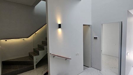Rumah Cantik Siap Huni di Sutorejo - 2 Lantai, Jalan Lebar, Lingkungan Tenang