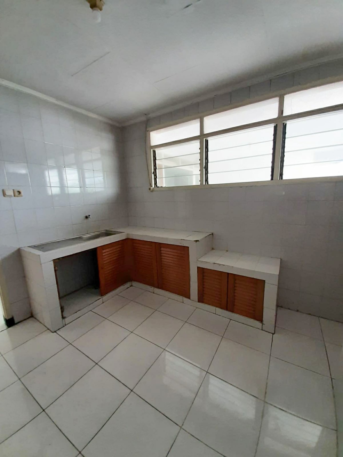 Rumah disewakan di Kupang Baru Surabaya, dekat Kupang Indah