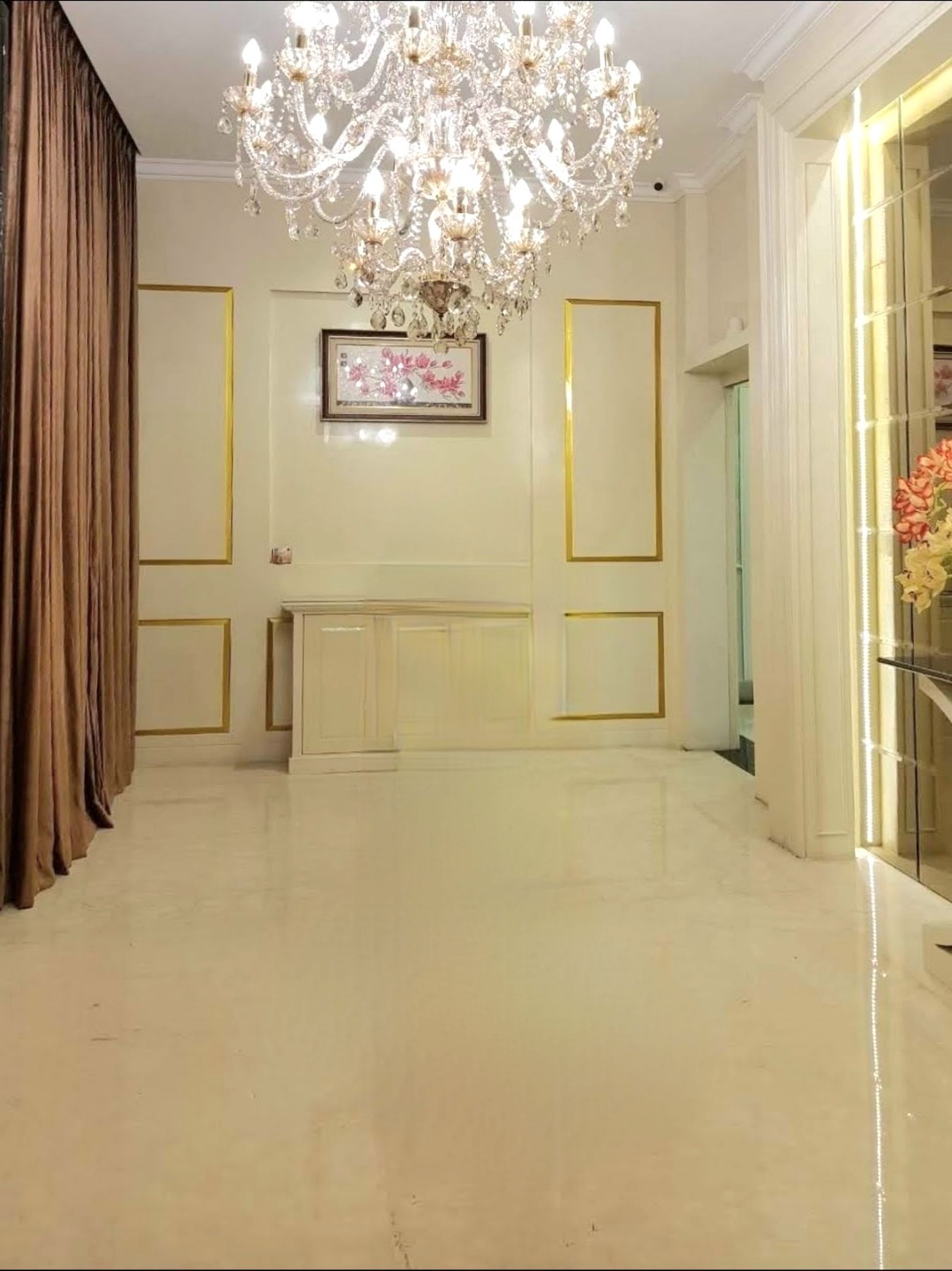 Rumah hoek megah, classic dan elegan di Artha Gading Villa, Kelapa Gading