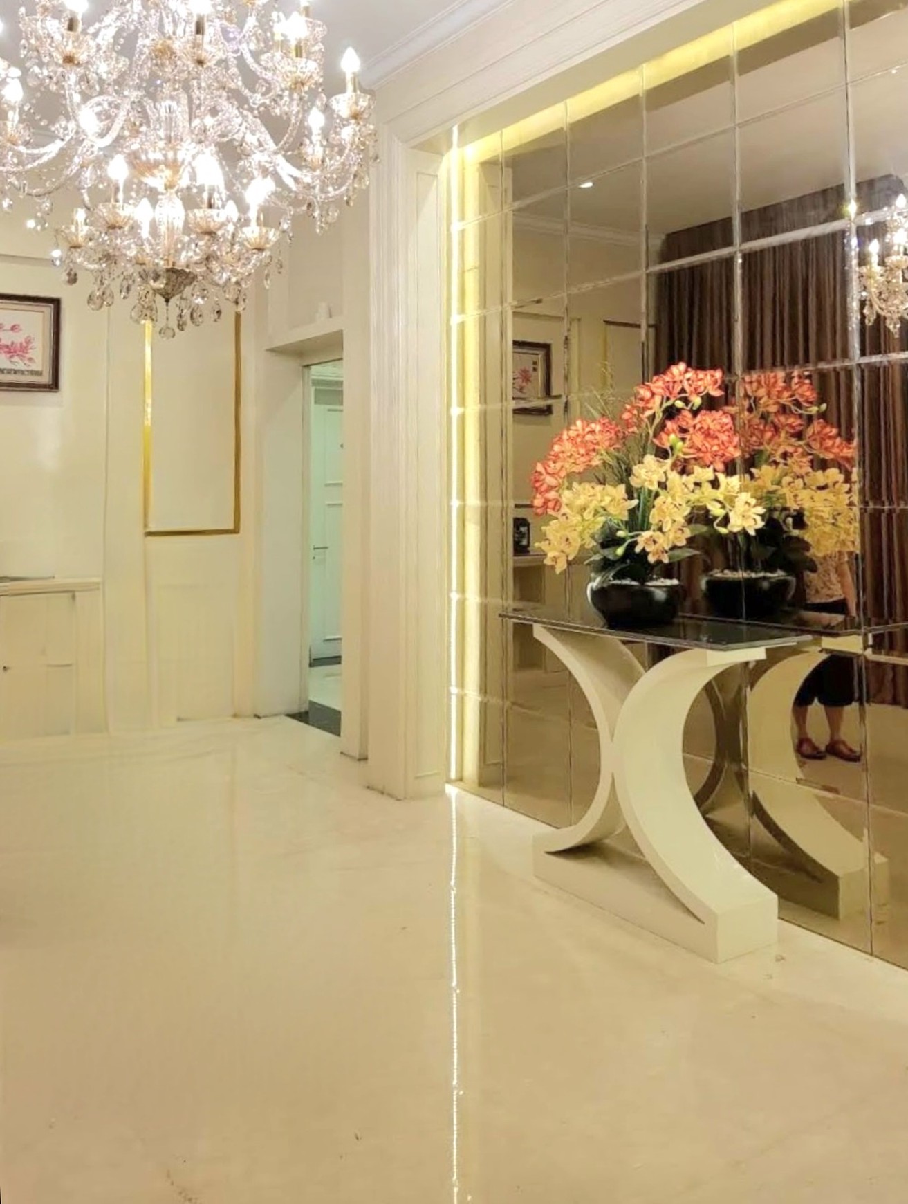 Rumah hoek megah, classic dan elegan di Artha Gading Villa, Kelapa Gading