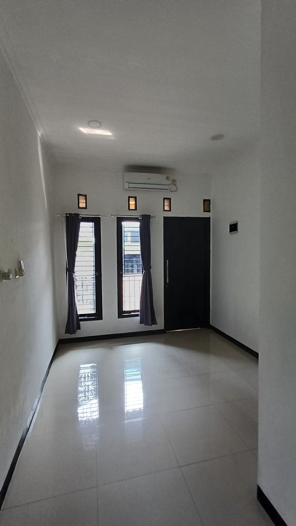 Rumah Minimalis 3 Lantai, bebas banjir Lokasi strategis di Gandaria.