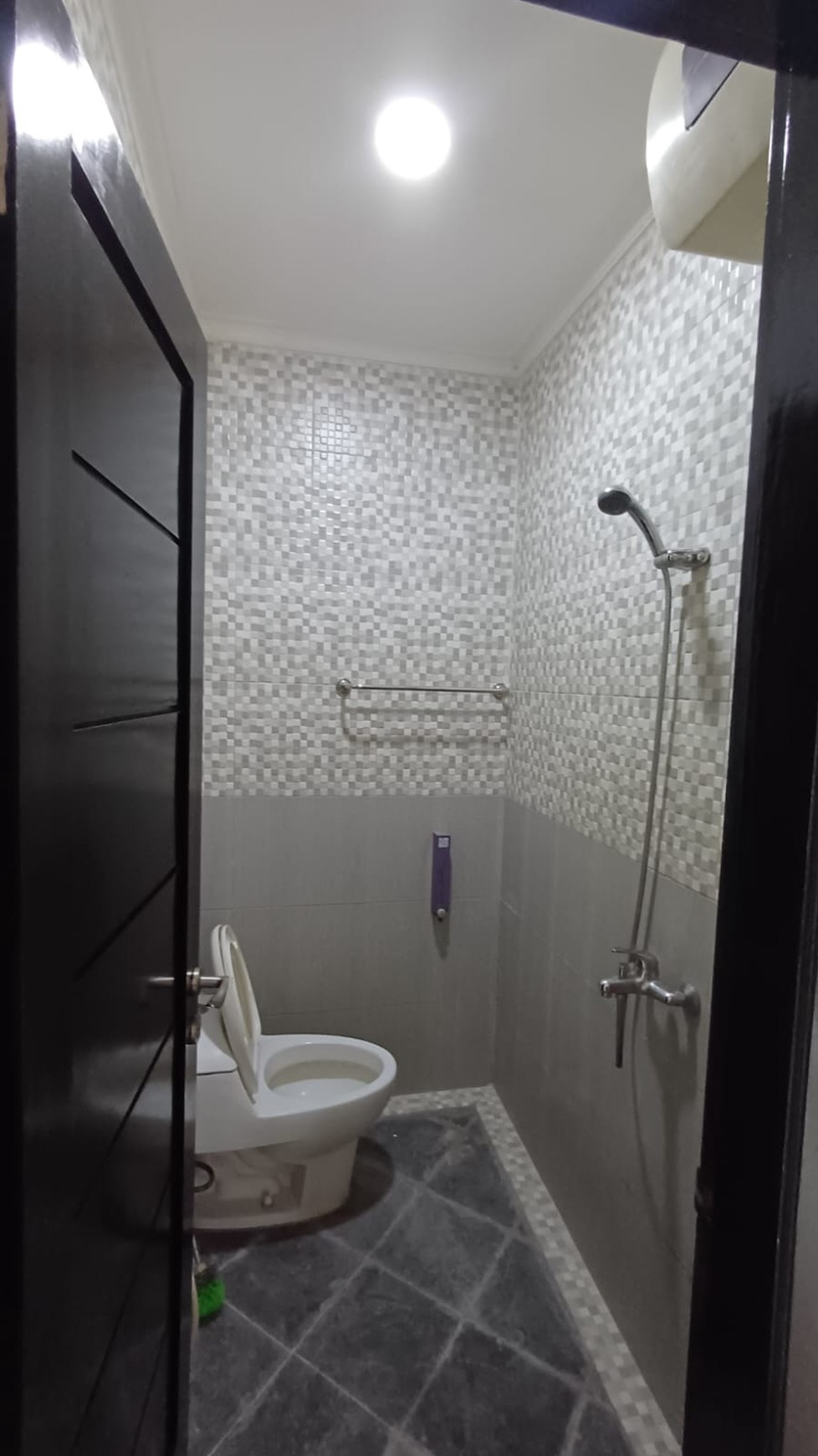 Rumah Minimalis 3 Lantai, bebas banjir Lokasi strategis di Gandaria.