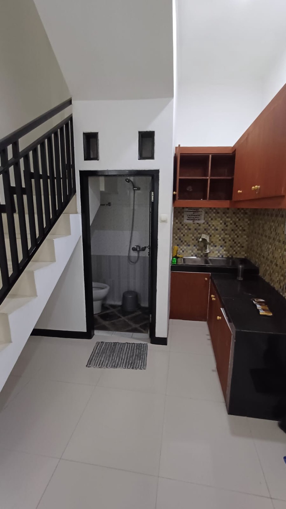 Rumah Minimalis 3 Lantai, bebas banjir Lokasi strategis di Gandaria.