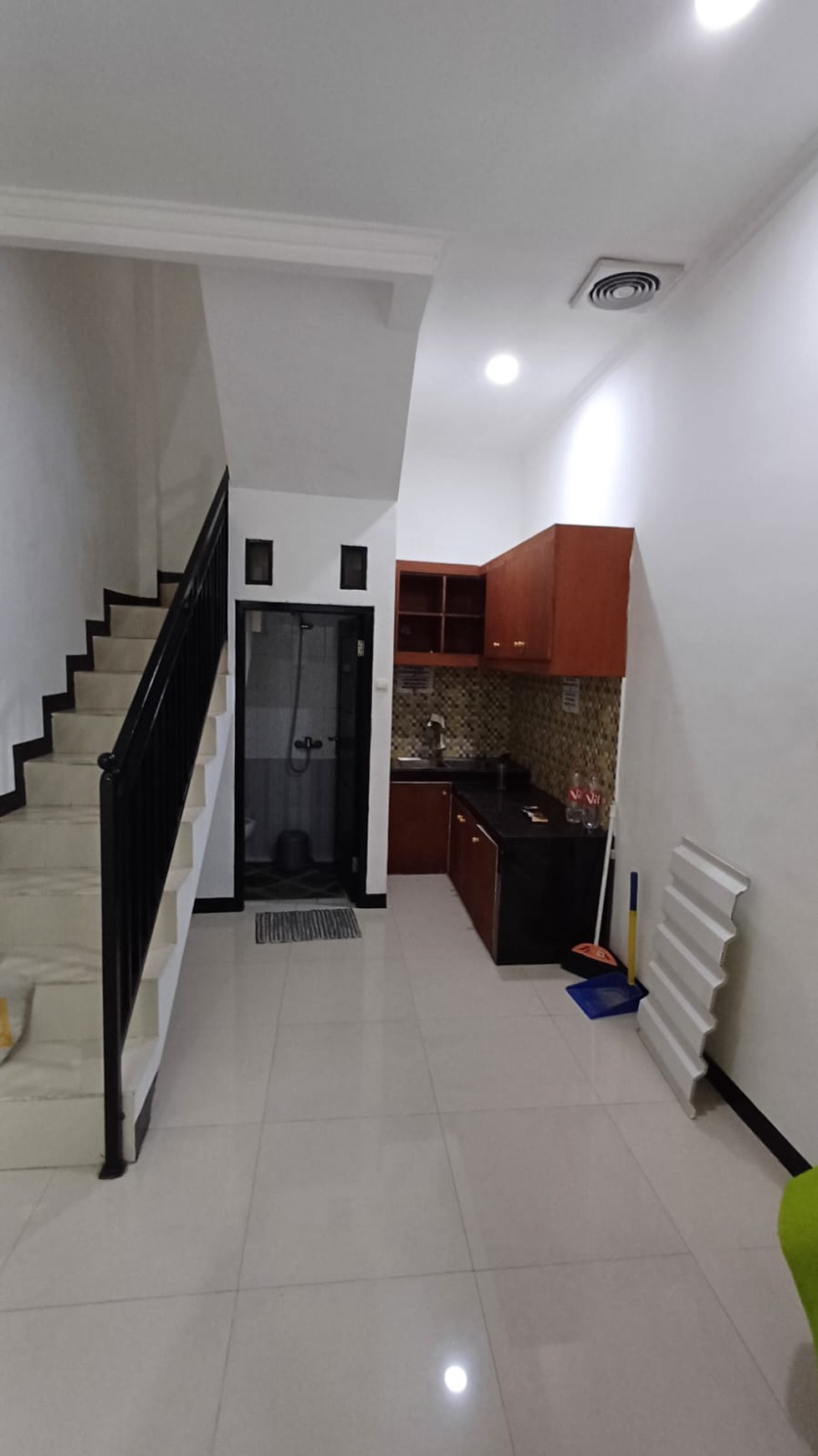 Rumah Minimalis 3 Lantai, bebas banjir Lokasi strategis di Gandaria.