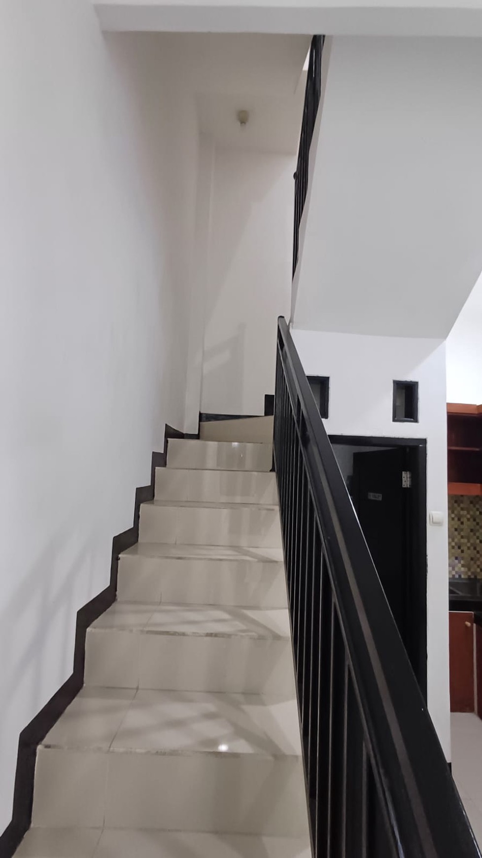 Rumah Minimalis 3 Lantai, bebas banjir Lokasi strategis di Gandaria.