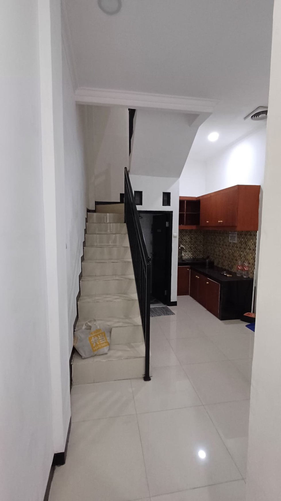 Rumah Minimalis 3 Lantai, bebas banjir Lokasi strategis di Gandaria.