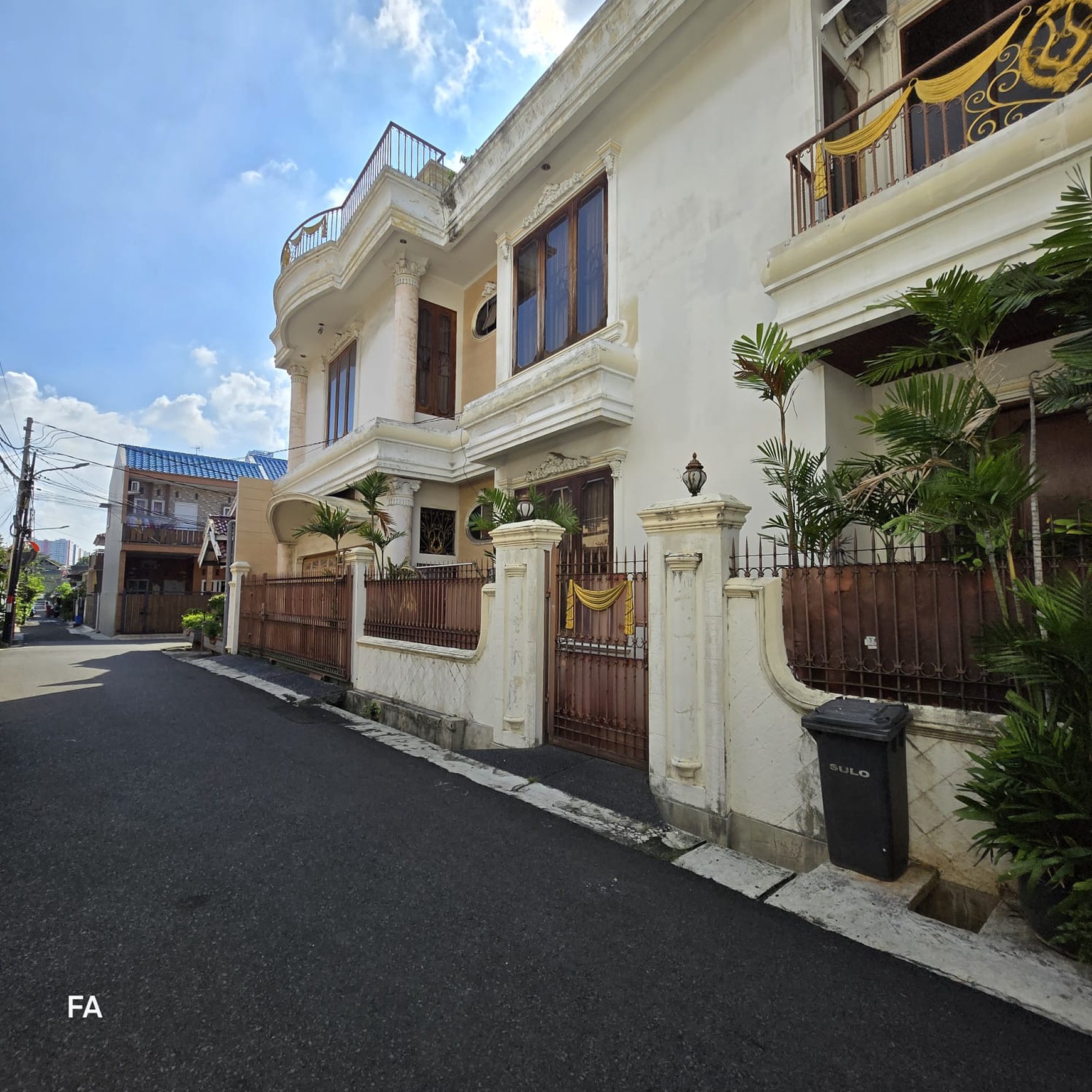 Rumah 2 lantai huk bagus dan terawat, luas 333 m2 di jalan Beton raya. Kayu putih Jakarta Timur