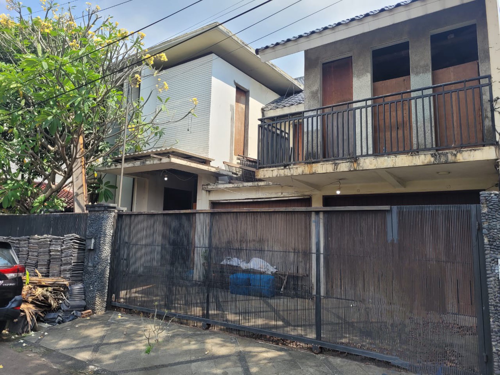 Rumah Under Renovation dkt Stasiun dan TransUm Di Jl Jatipadang  Pasar Minggu Jakarta Selatan