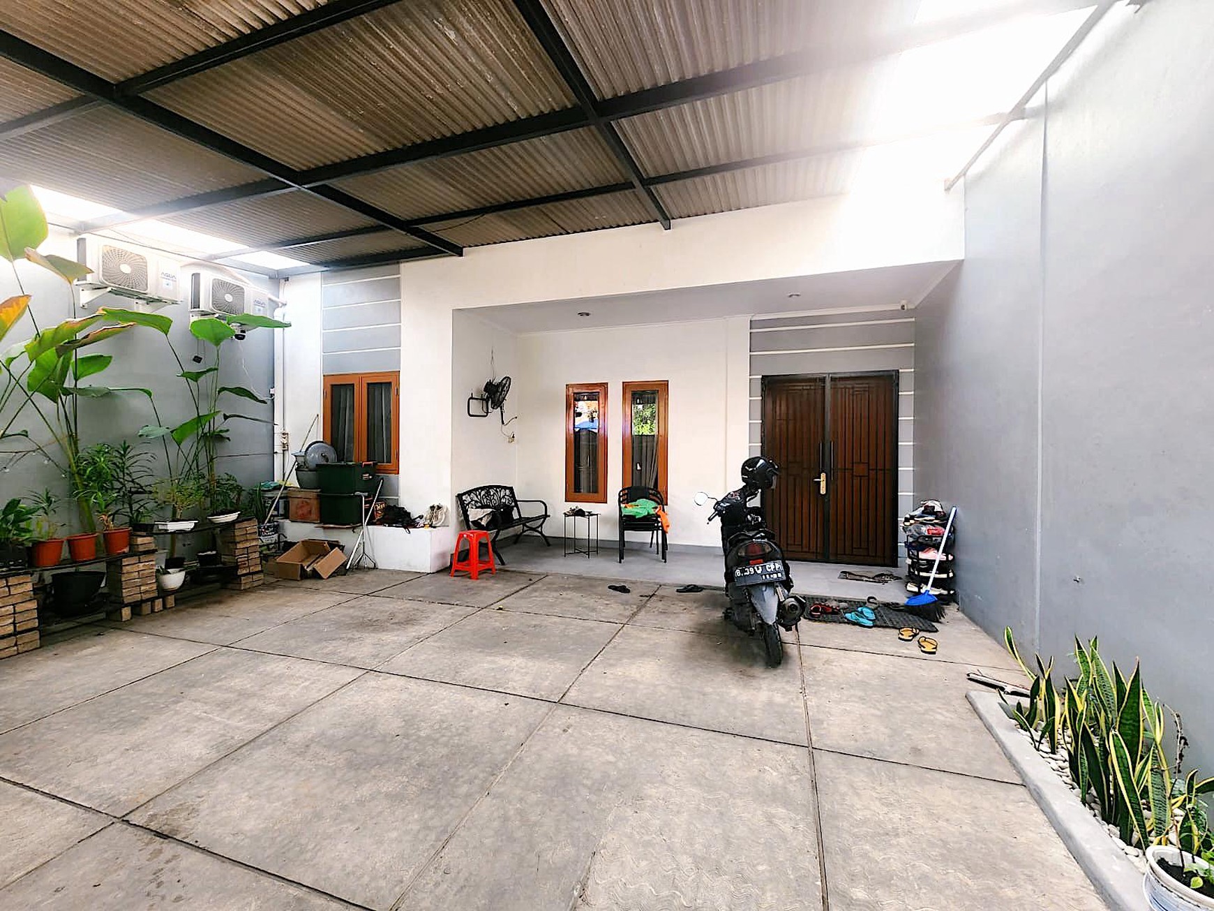 Dijual rumah diKarawaci Tangerang - Baru full renov 2 tahun lalu Bangunan style Modern.