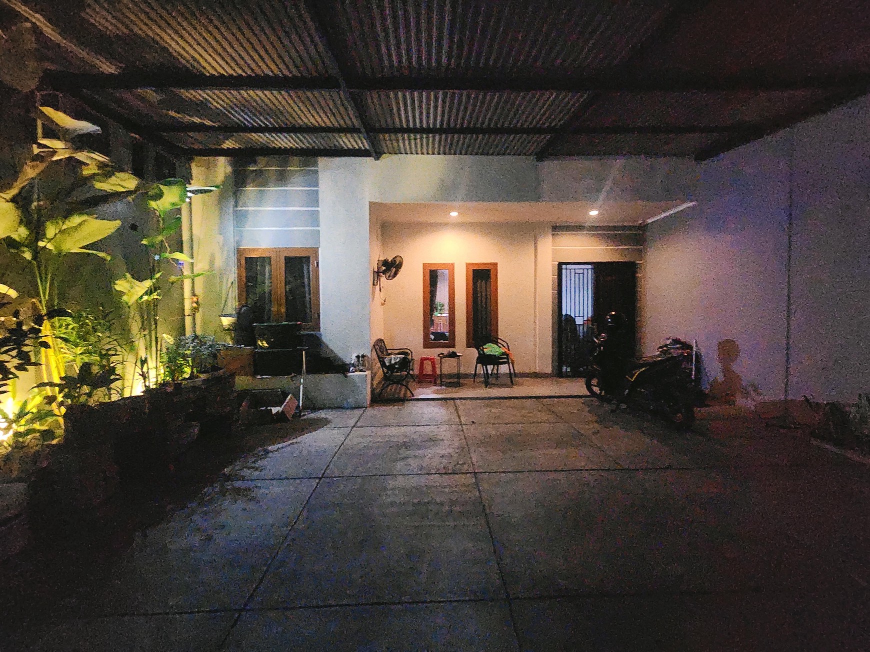 Dijual rumah diKarawaci Tangerang - Baru full renov 2 tahun lalu Bangunan style Modern.