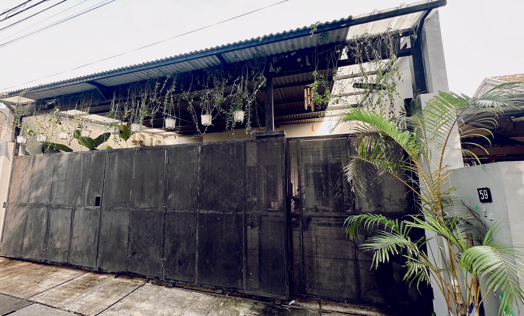 Dijual rumah diKarawaci Tangerang - Baru full renov 2 tahun lalu Bangunan style Modern.